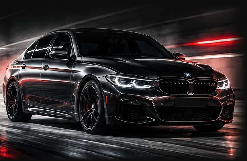 Kırmızı ışıkların önünde siyah BMW sedan